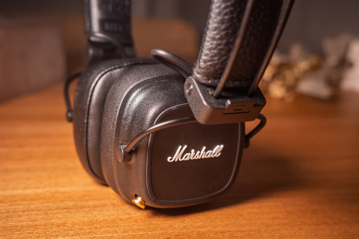 Marshall Major IV のサイドビューと折りたたみヒンジ