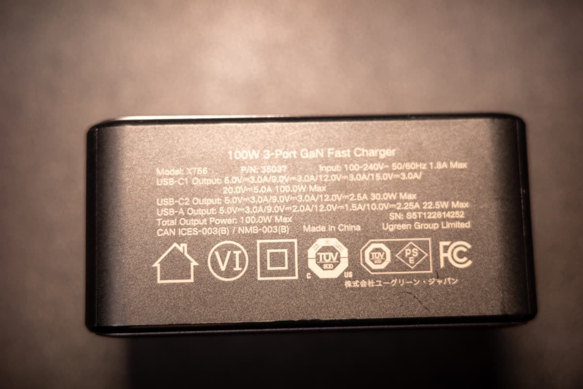 UGREEN Nexode 100W の底面