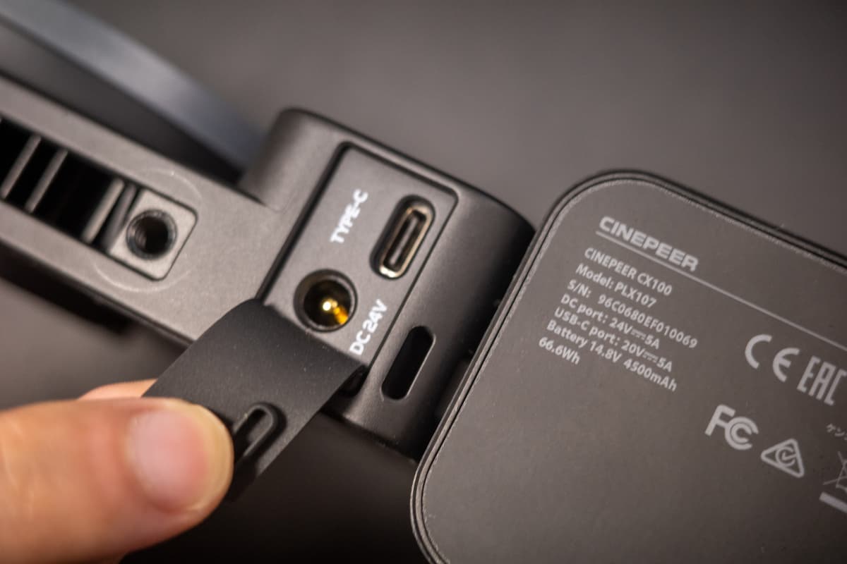 ZHIYUN CINEPEER CX100 の入力端子と電源