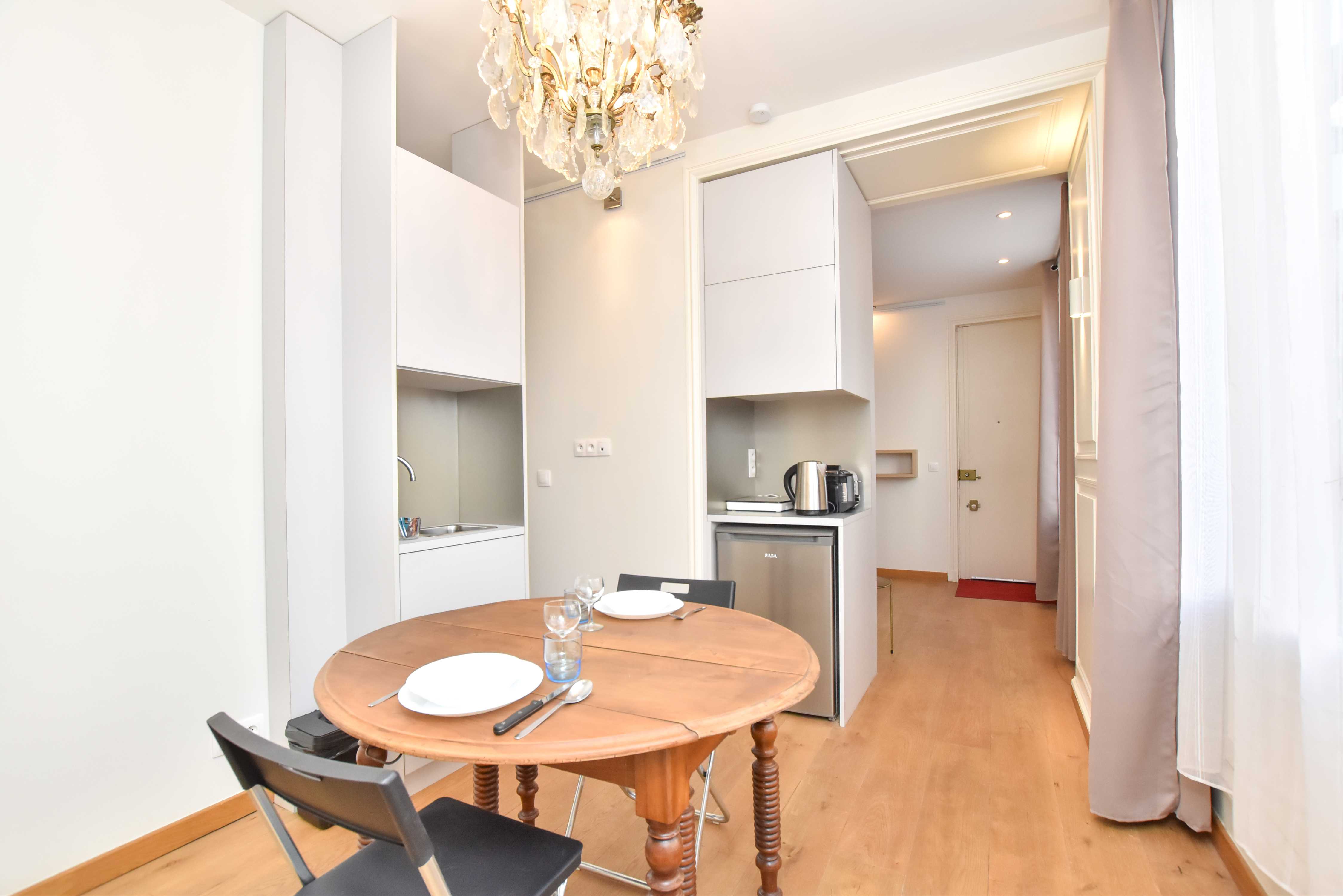 Perle rare :Triangle d'Or Great Studio with Terrace - BAIL MOBILITE — Paris, Île-de-France — vacation rental