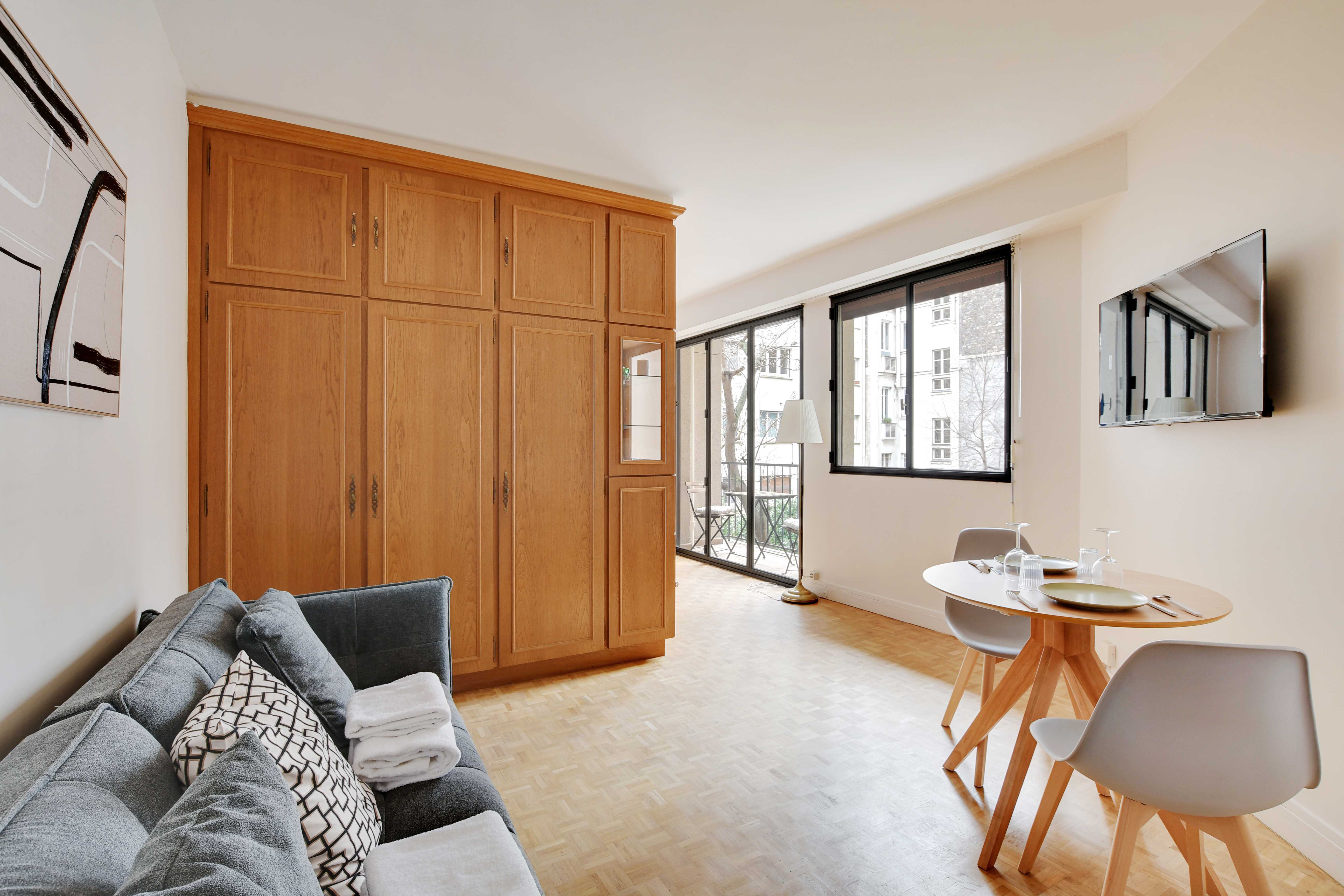 Haven of peace with balcony near Etoile/Porte Maillot — Paris, Île-de-France — vacation rental