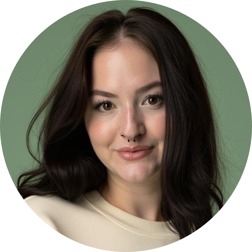 Shelby Bussolotti LMSW, professional headshot against green background