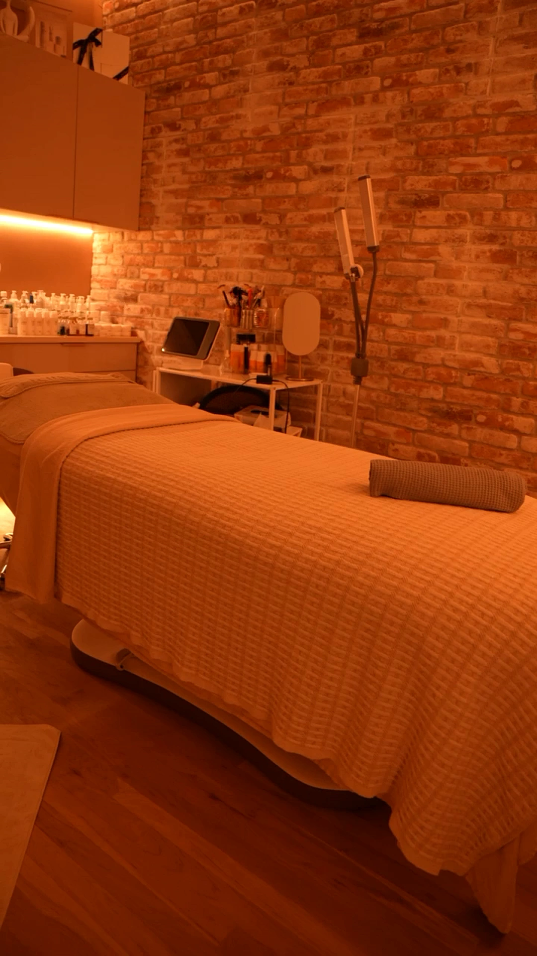 Treatment bed in a brick-walled room at La Reservé for NAD+ therapy