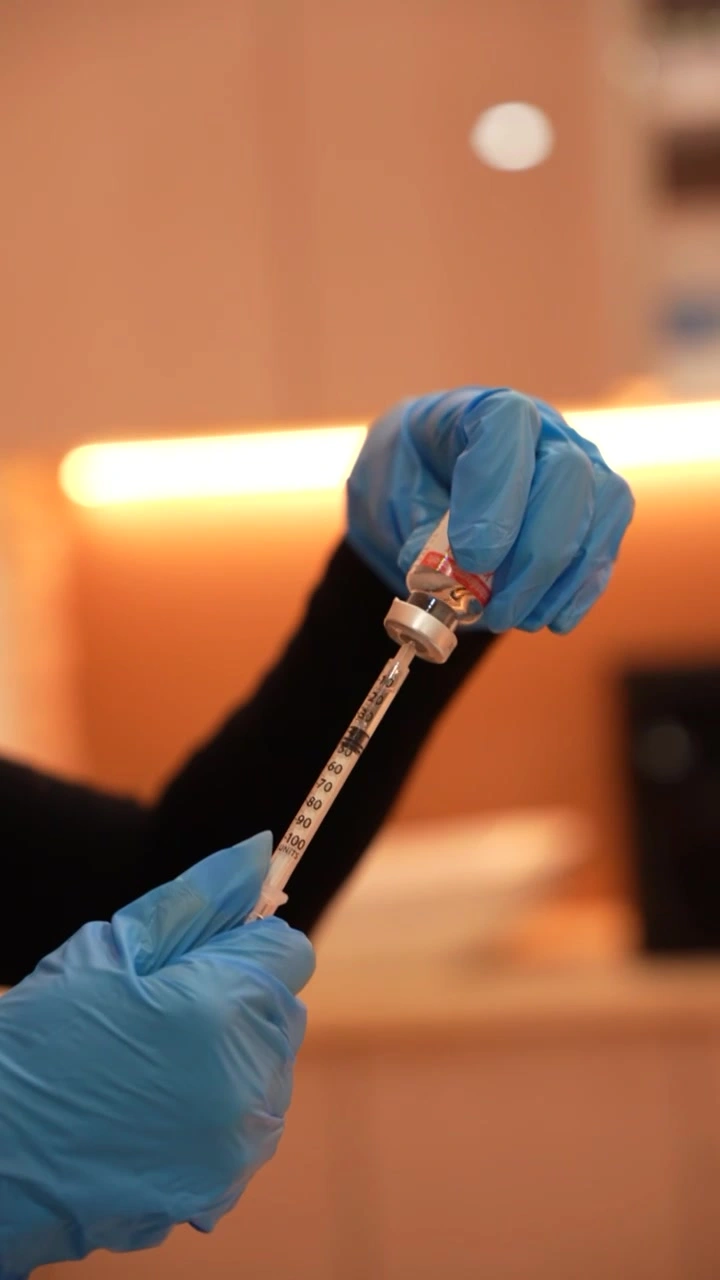 Provider preparing a neurotoxin syringe at La Réserve