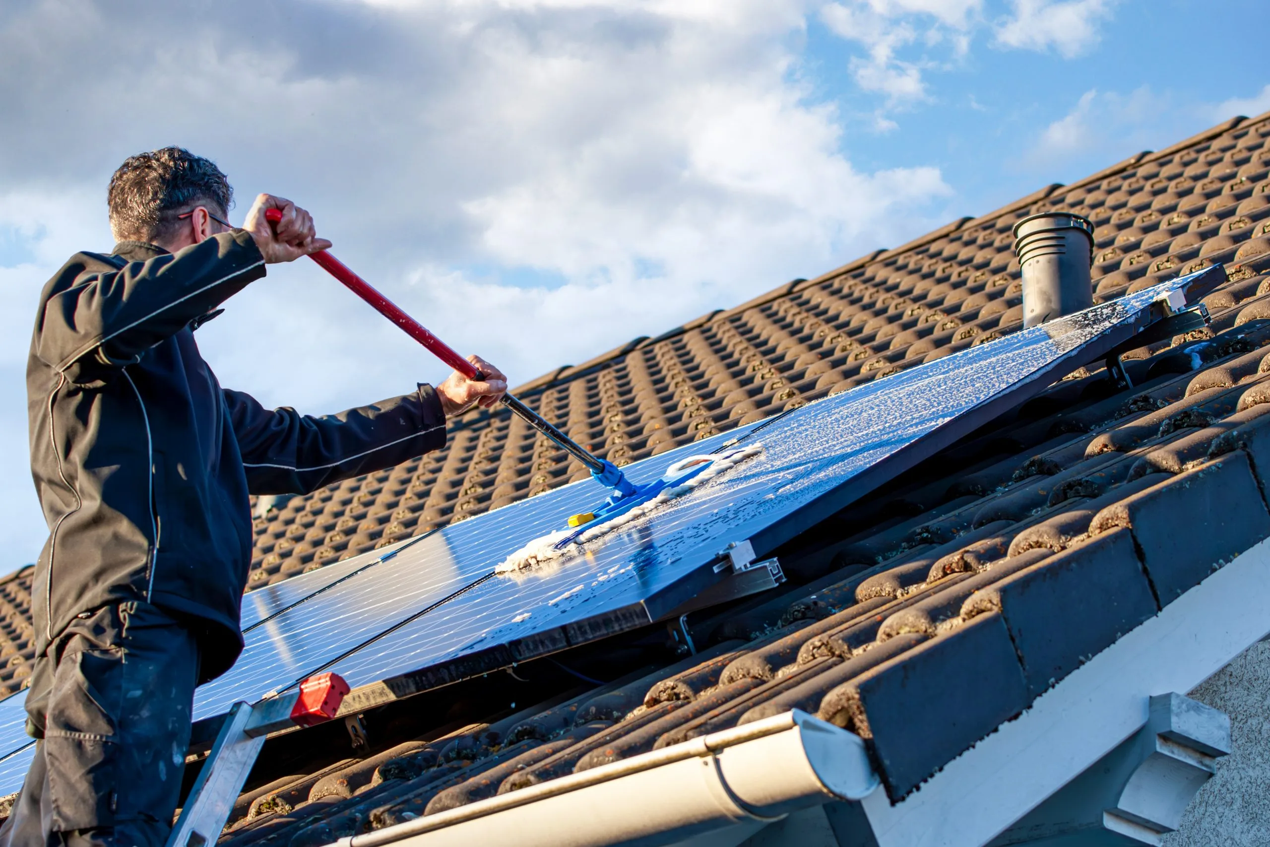 Solar Panel Cleaning: What You Should & Shouldn't Do
