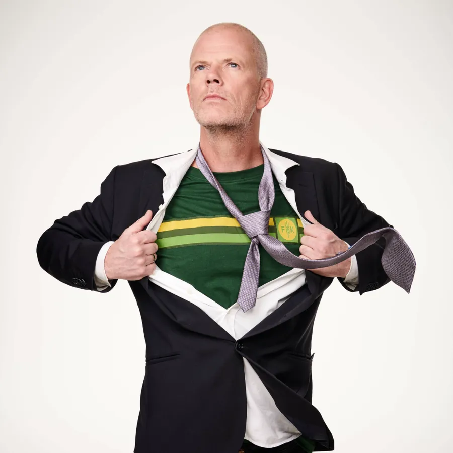 Stand Up Norge AS presenterer «ARE KALVØ – BERRE BØNDER LENGTAR HEIM»