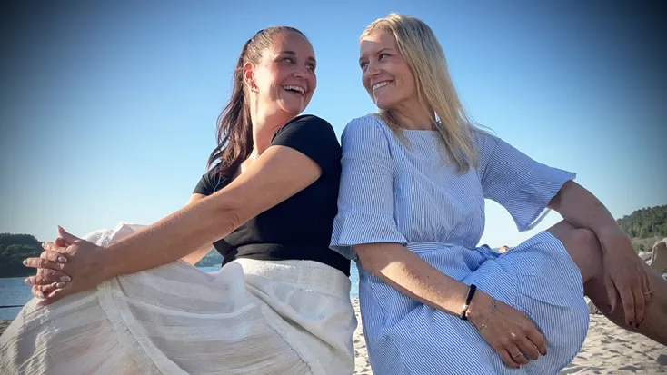 An-Magritt og Ingeborg med perler på en svensk snor