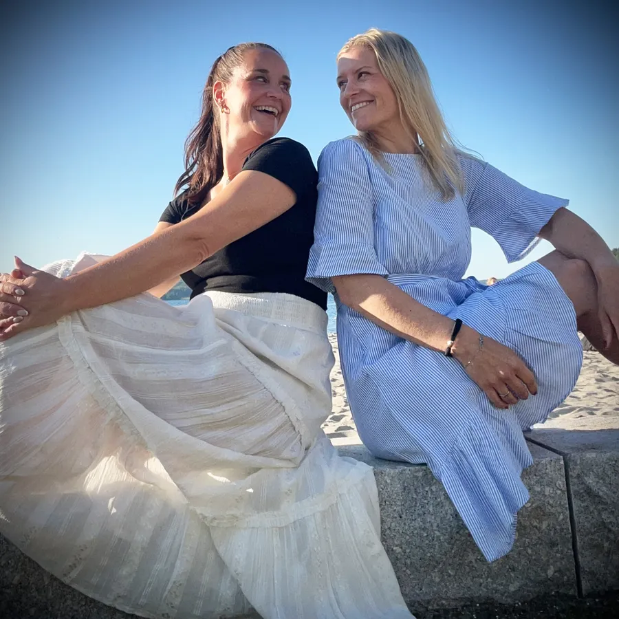 An-Magritt og Ingeborg med perler på en svensk snor