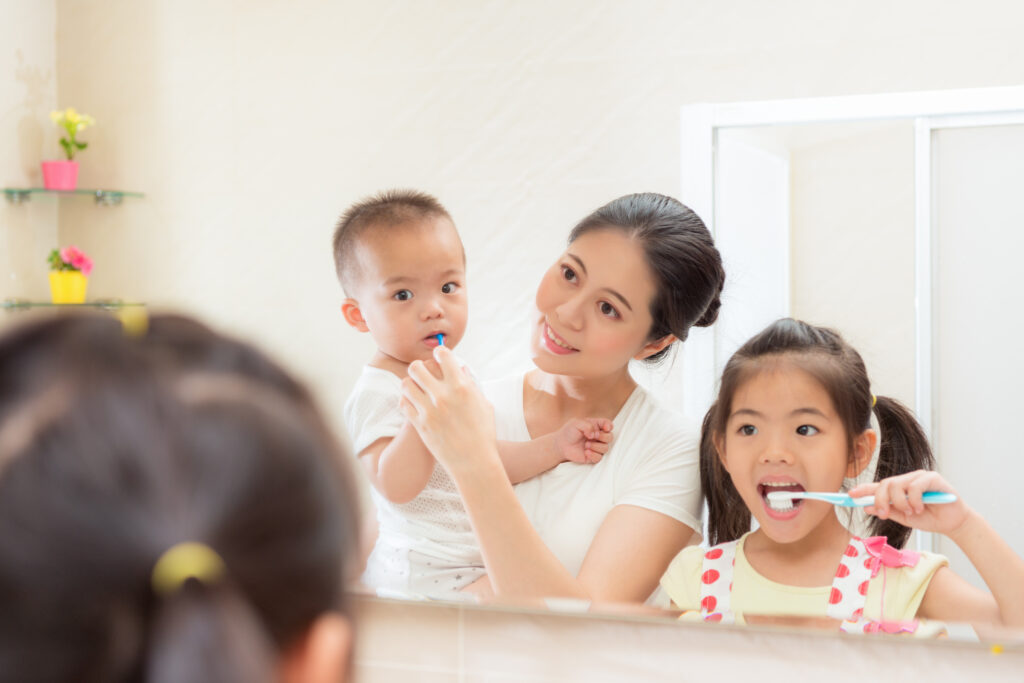 媽媽陪孩子刷牙