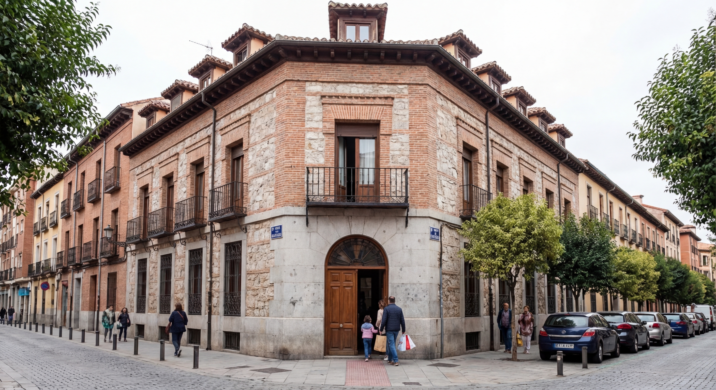 Propietario revisando la rentabilidad y gestión de un alquiler de vivienda en Valladolid