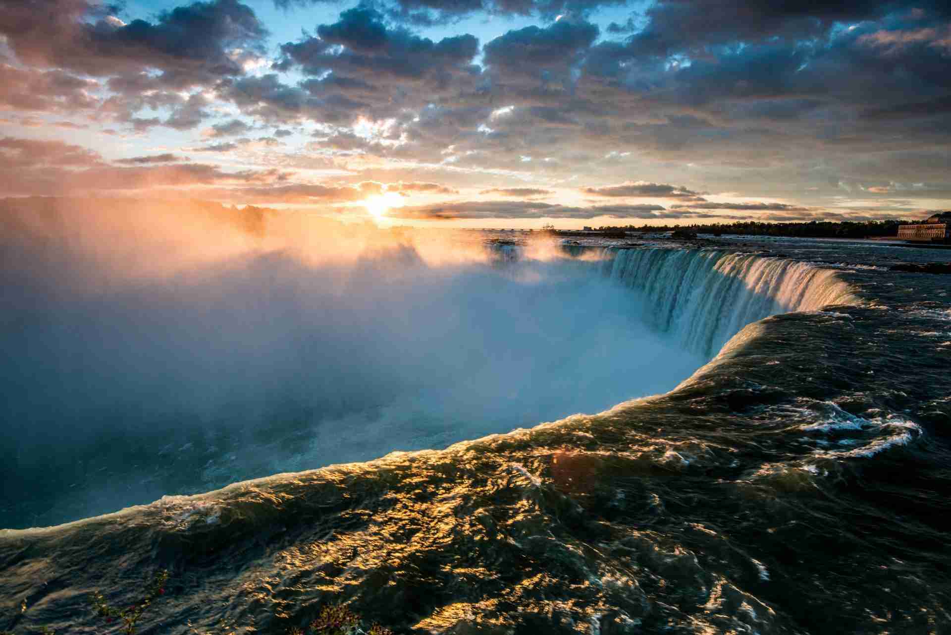 Horseshoe Falls Viewpoint-Photo by Sergey Pesterev