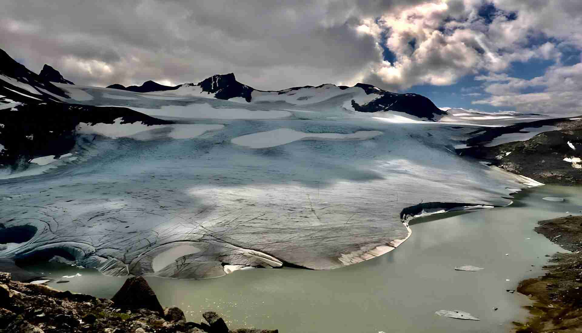 Leirbreen Glacier by Kato Bergli