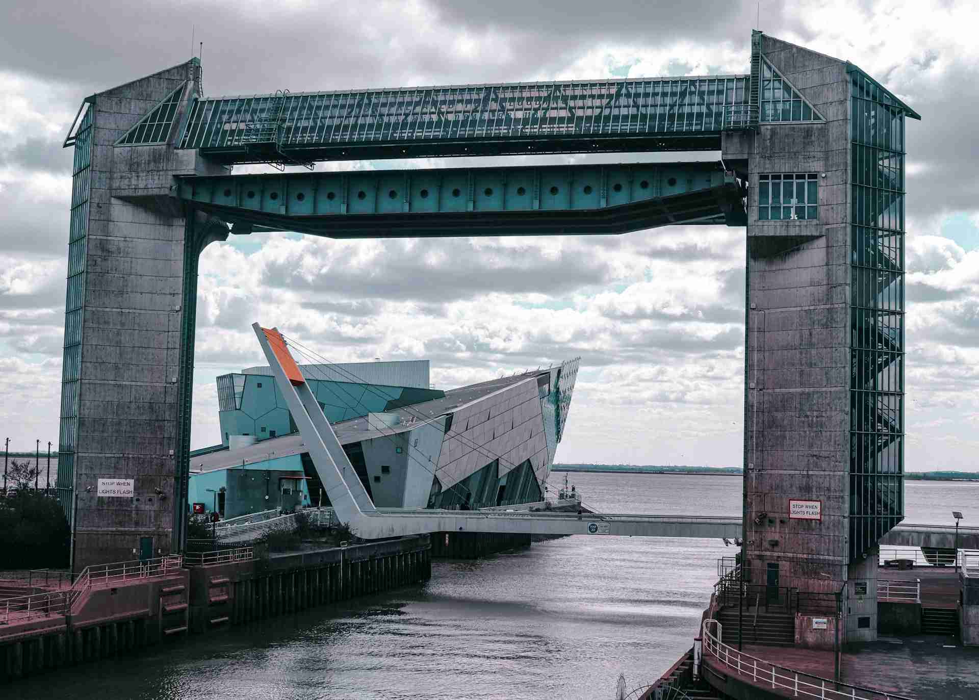 Hull Tidal Gate by Different Resonance