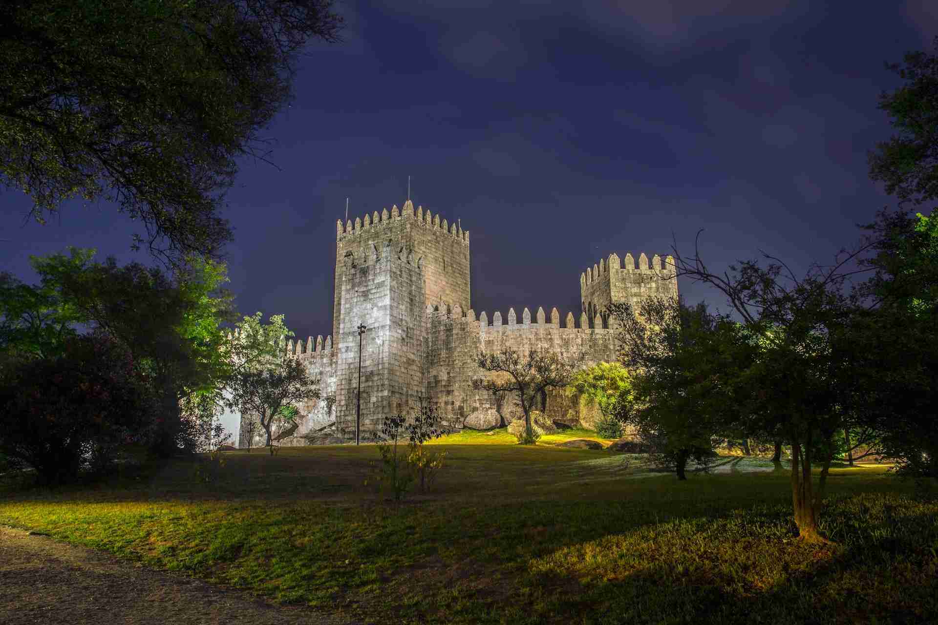 Guimarães Castle by L.Filipe C.Sousa