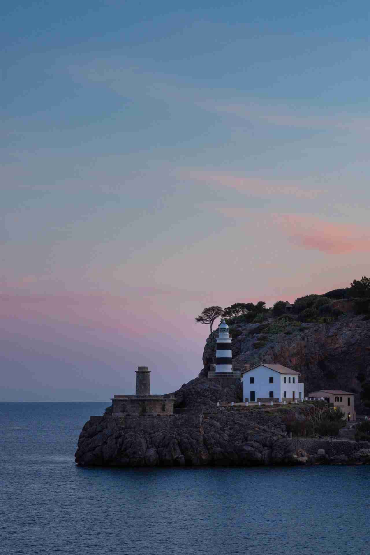 Faro Porto Sóller by Lars Kuczynski