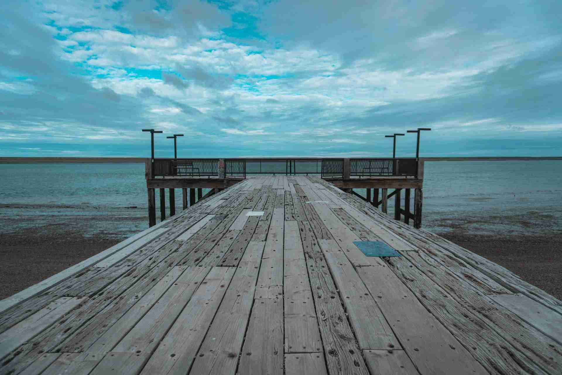 Muelle Viejo Puerto San Julián by Juan Manuel Krivocapich