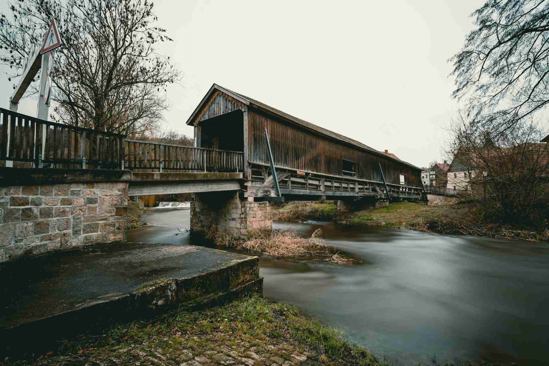 Überdachte Holzbrücke Buchfart by Niklas Hamann