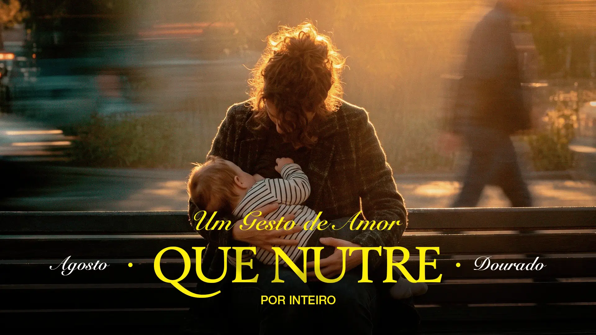 Cena ao ar livre: uma mulher abraça uma criança em um banco, com luz dourada do fim de tarde. Texto na imagem “Agosto Dourado - Amor que nutre por inteiro”.
