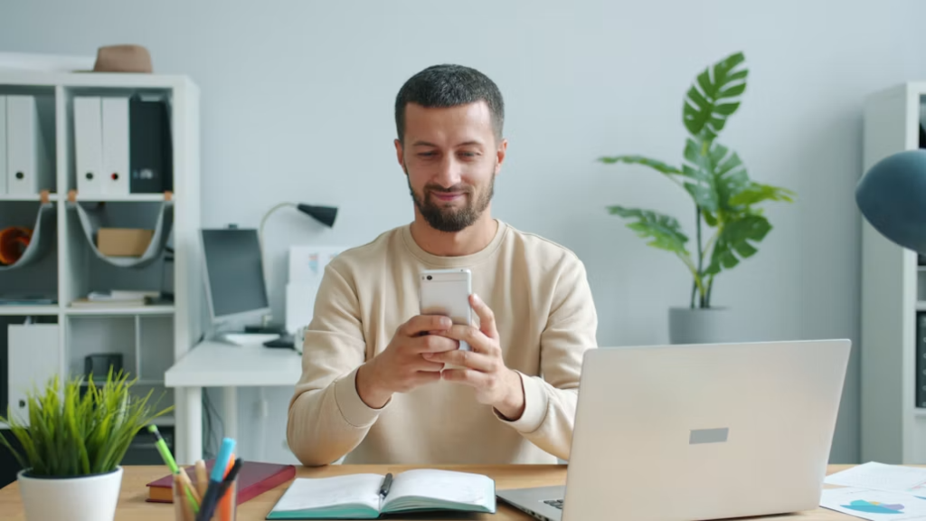 Funcionário acessando o app de comunicação interna na empresa