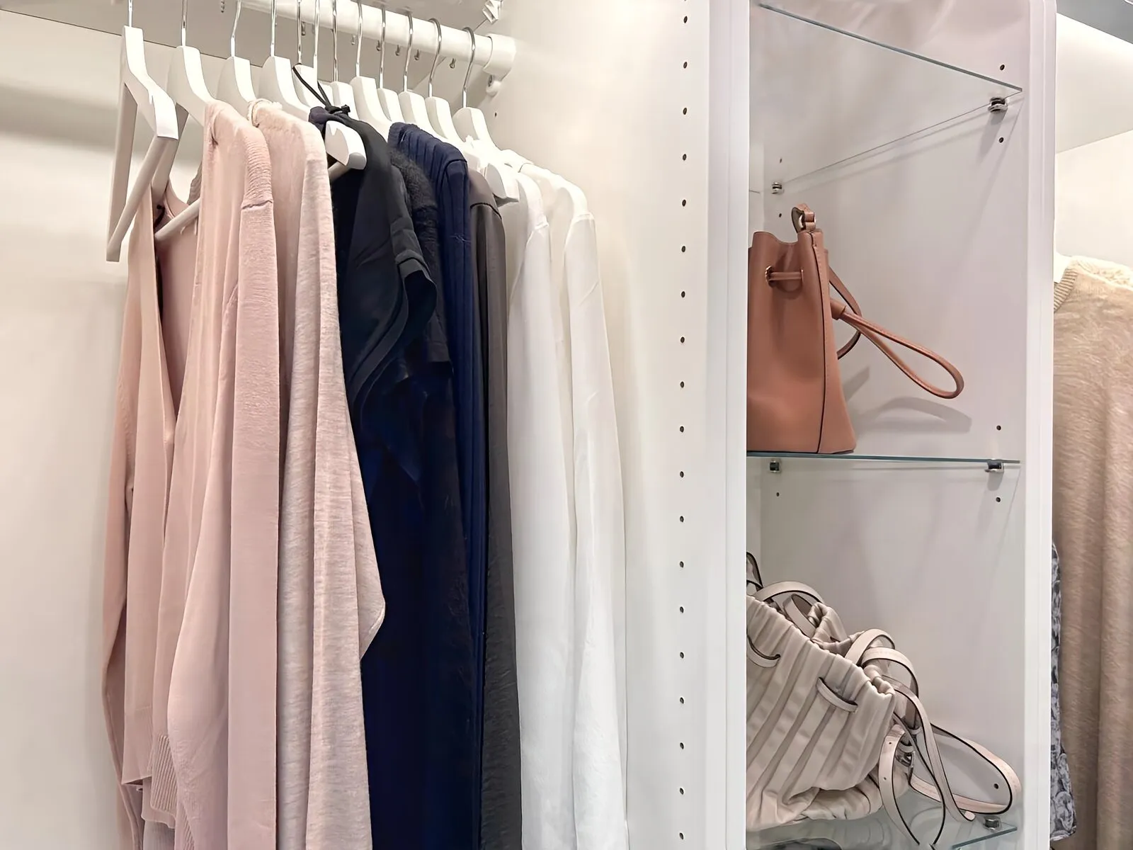 女性用服のクローゼット