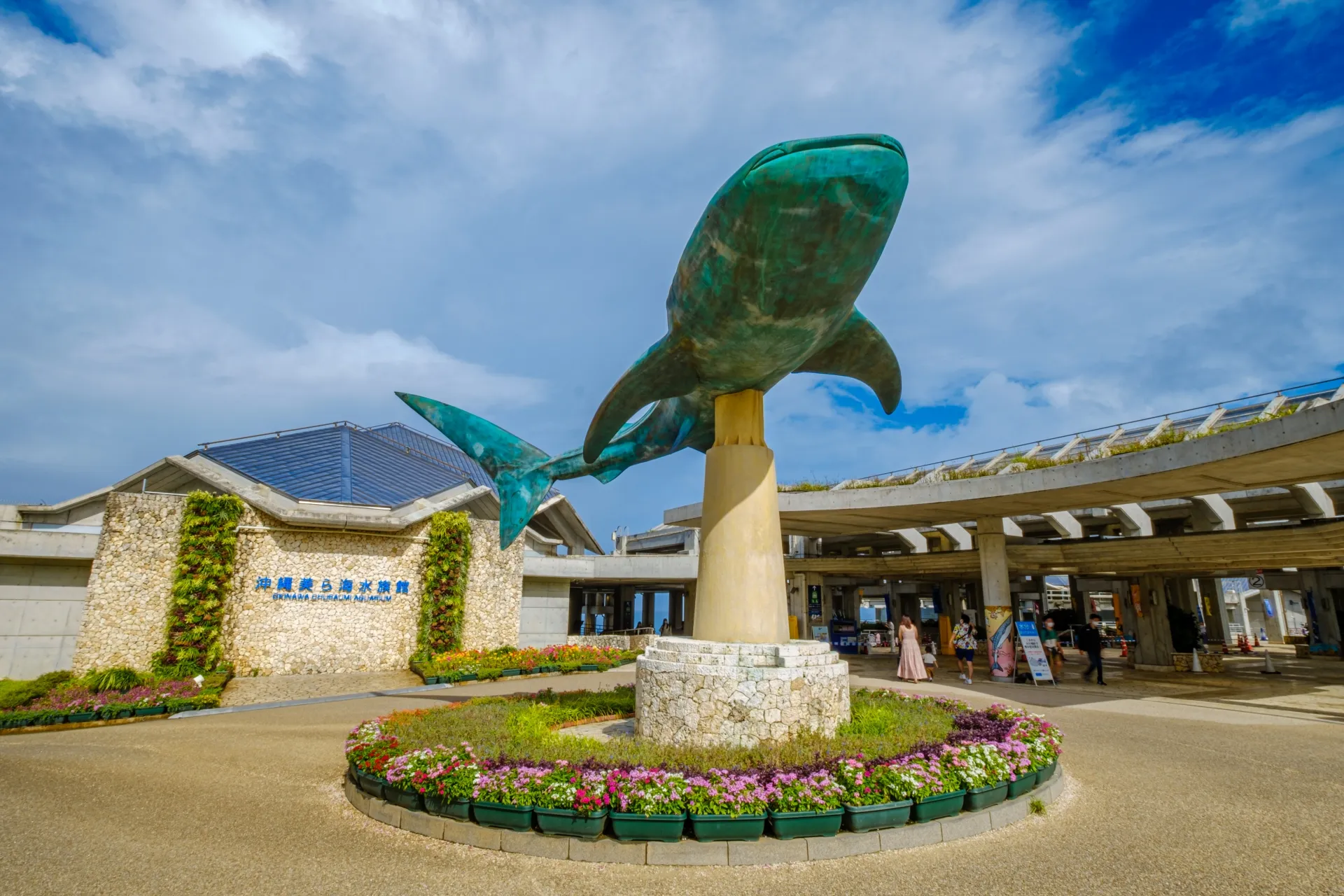 美ら海水族館前のジンベイザメのオブジェ