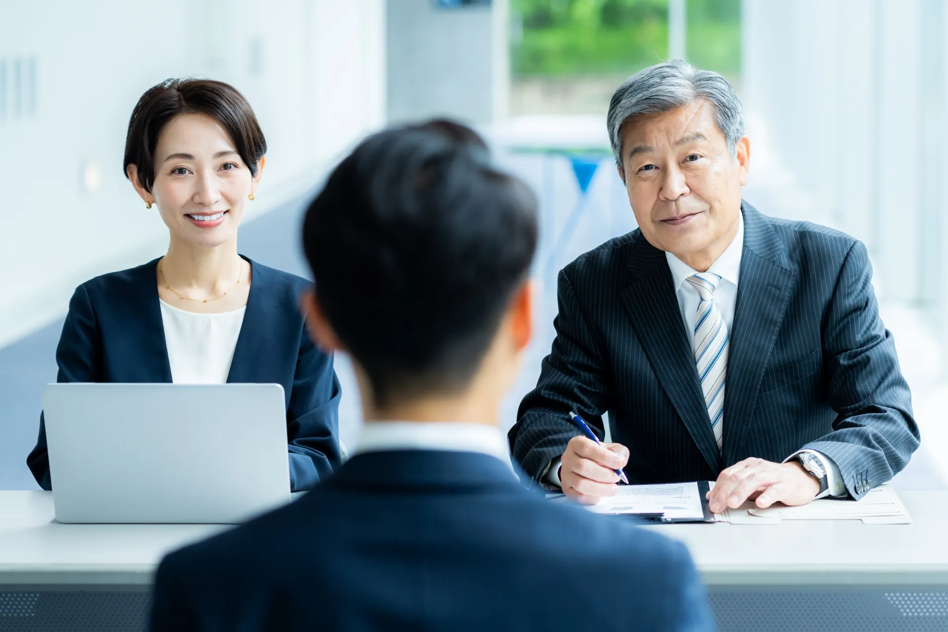面接官2人と面接を受ける人の画像