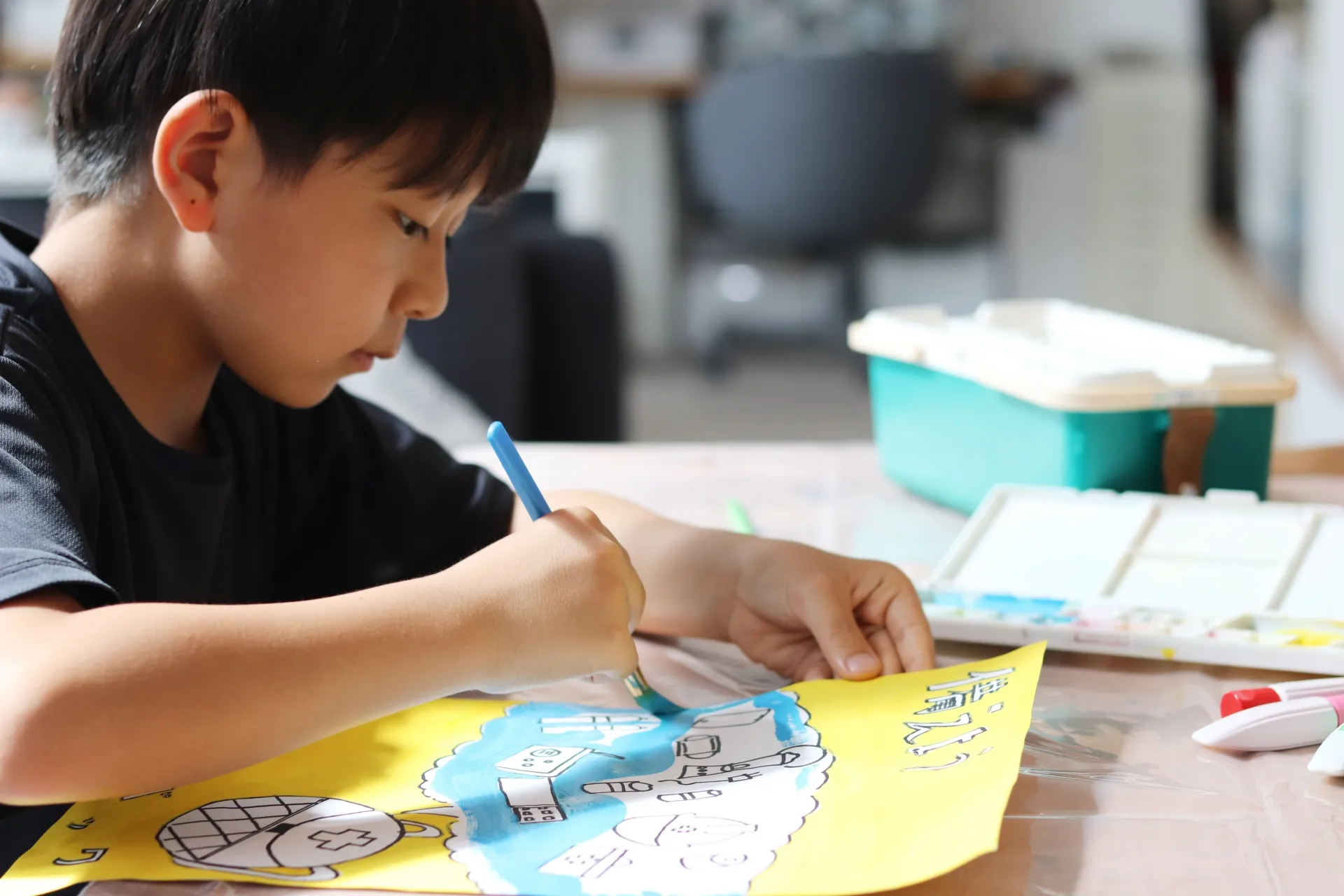 絵具で絵を描く少年