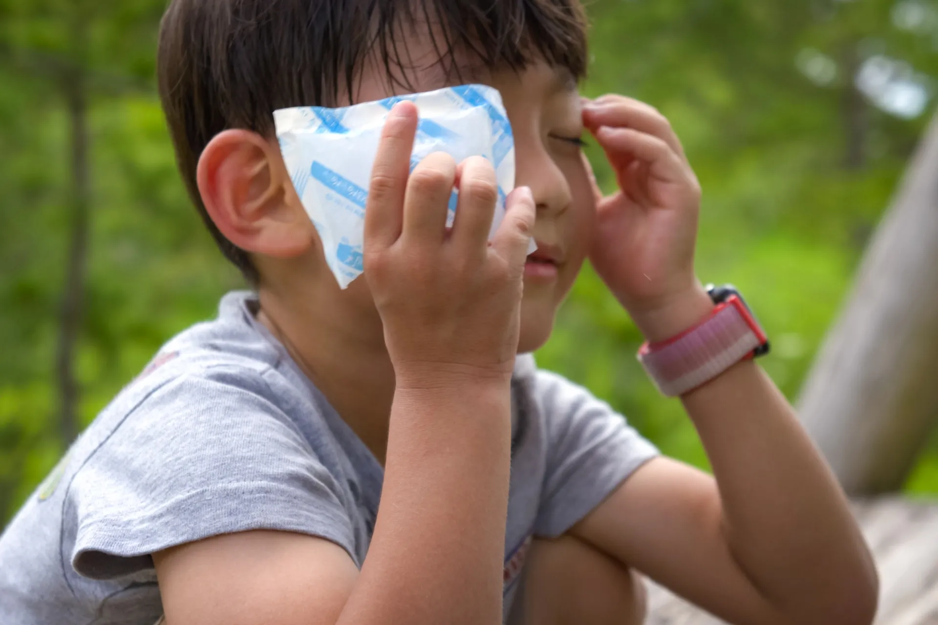 保冷剤で涼む少年