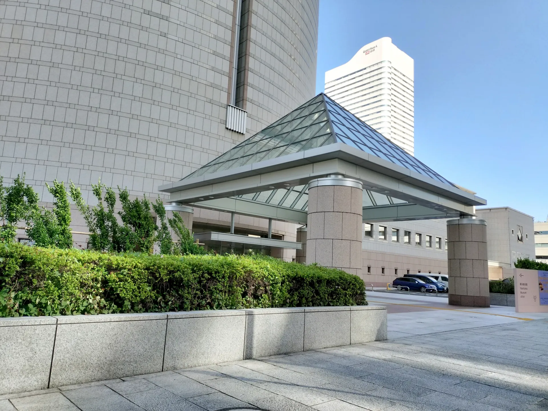 横浜美術館の入り口