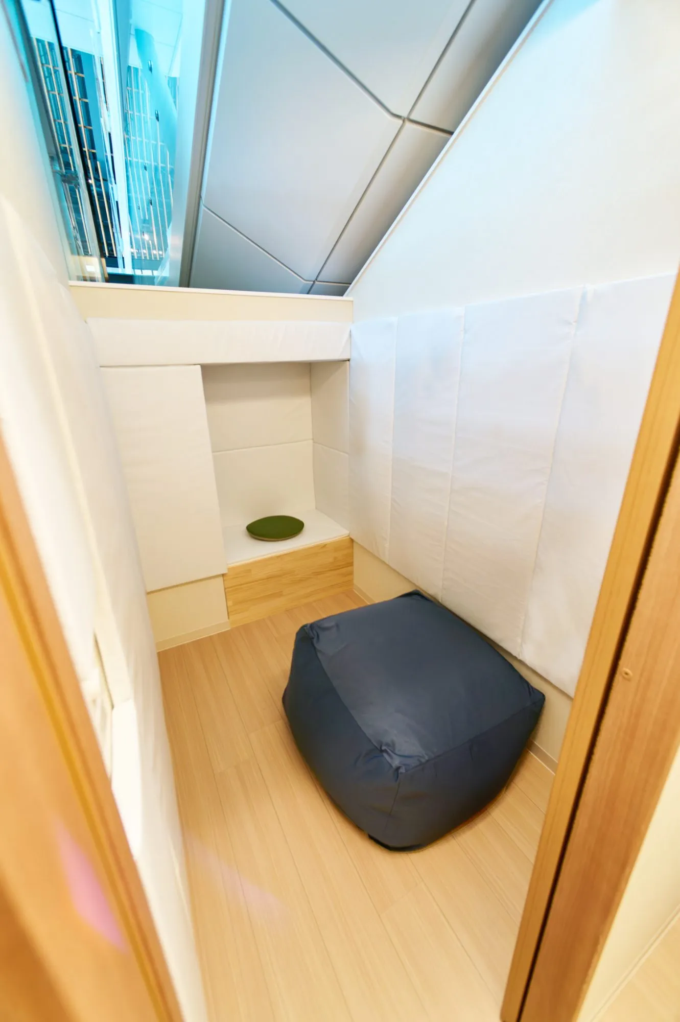 クッションと座れるスペースがある部屋