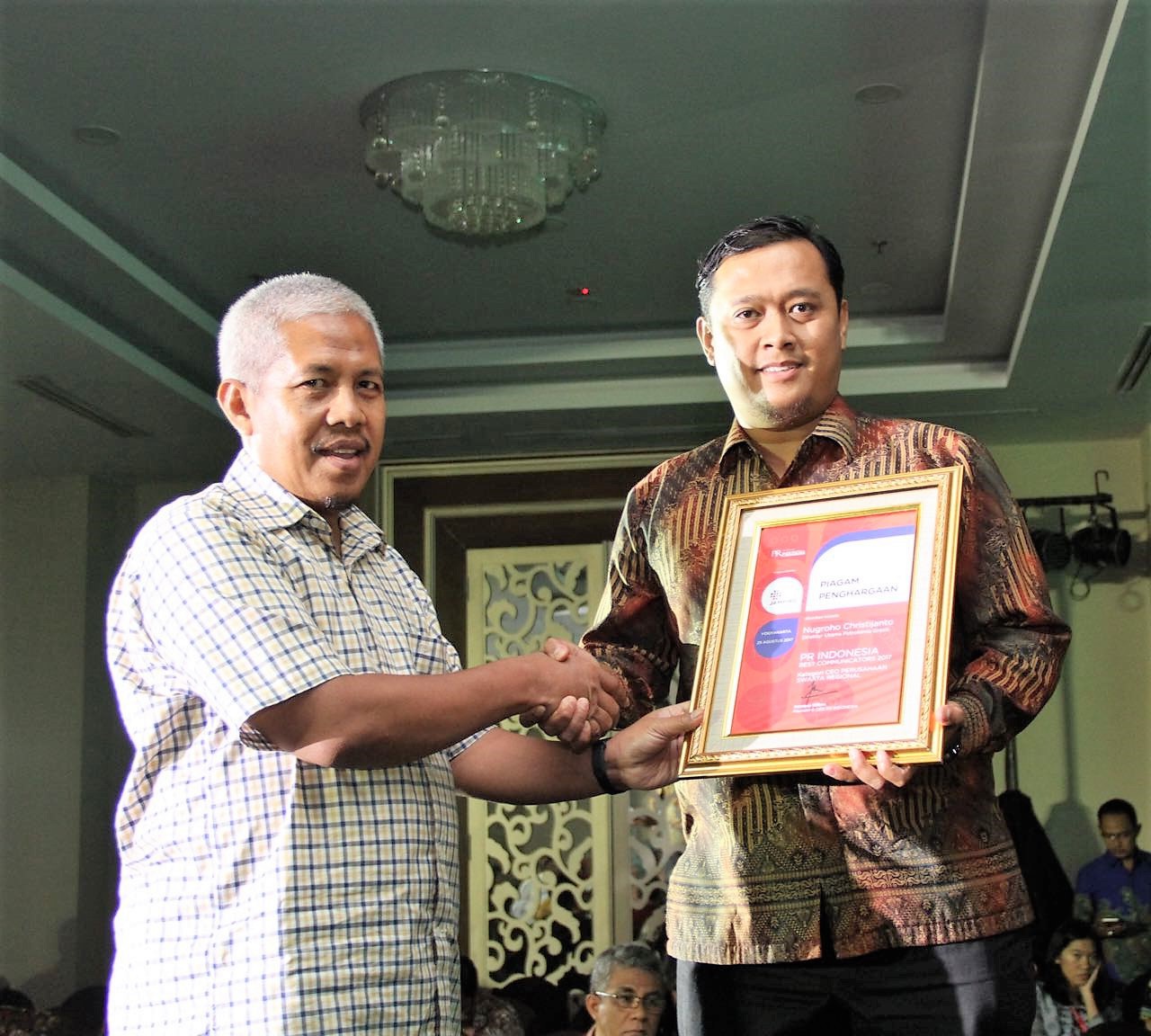 Manager Humas PG Muhammad Ihwan F (kanan) mewakili Dirut PG Nugroho Christijanto saat menerima penghargaan. Manager Humas PG Muhammad Ihwan F (kanan) mewakili Dirut PG Nugroho Christijanto saat menerima penghargaan.