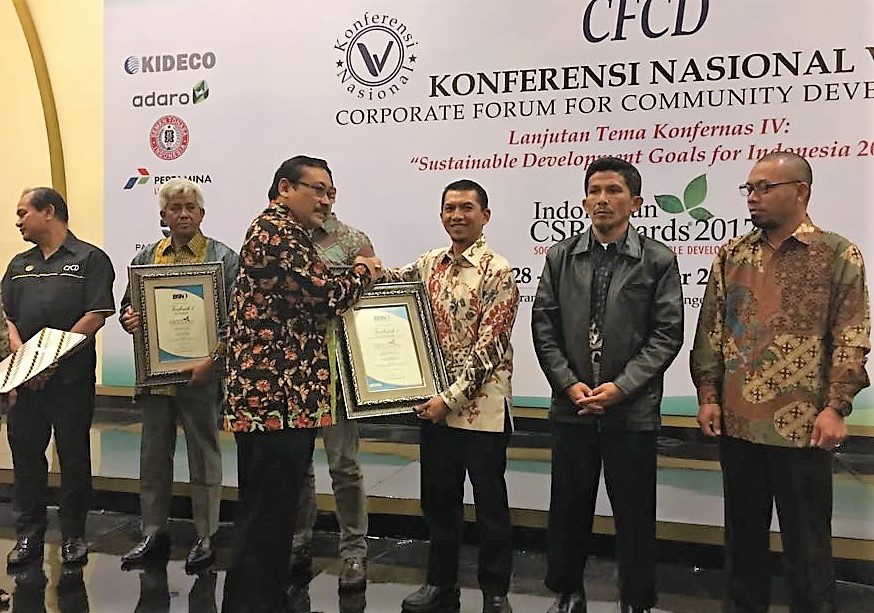 Yusuf Wibisono, Sesper PG (3 dari kanan) menerima penghargaan Terbaik I kategori Perseorangan Tingkat Manajemen Corporate Communication Officer dari Prof. Dr. Ir. Bambang Prasetya, Msc., Kepala BSN.