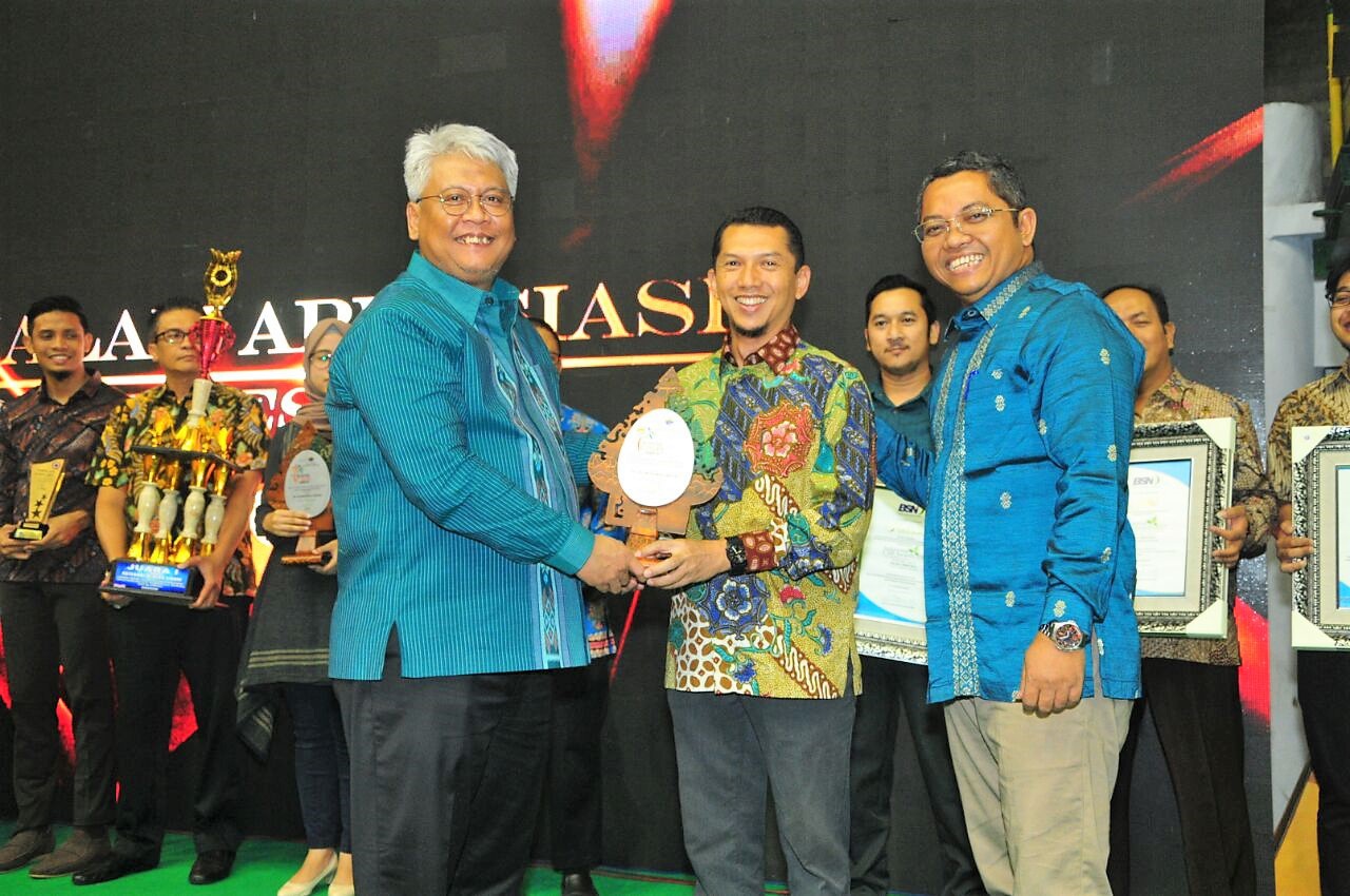 Yusuf Wibisono, SesperPG, menerima ucapan selamat dari Nugroho Christijanto, Dirut PG didampingi Dwi Ary Purnomo, Direktur Keuangan, SDM dan Umum pada Malam Apresiasi Prestasi 2017. foto: Moerahman.