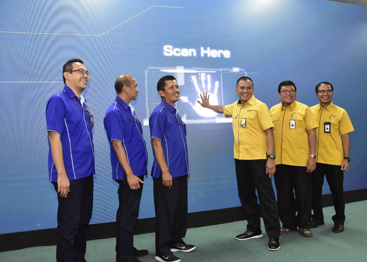 K-Mobile apps launching by K3PG committees (blue shirt), and PG Directors. Photo: Murahman