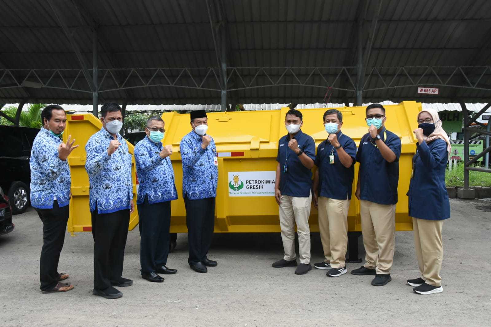 Gambar Petrokimia Gresik Serahkan Bantuan Container