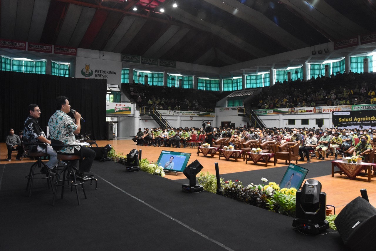 Direktur Utama Petrokimia Gresik, Dwi Satriyo Annurogon (kiri) bersama dengan Direktur Keuangan dan Umum Petrokimia Gresik, Budi Wahju Soesilo (kanan), dan Direktur Operasi dan Produksi Petrokimia Gresik, Digna Jatiningsih pada saat memberikan arahan kepada seluruh Karyawan Petrokimia Gresik dalam acara Town Hall Meeting 2022.Foto : Komunikasi Korporat PG