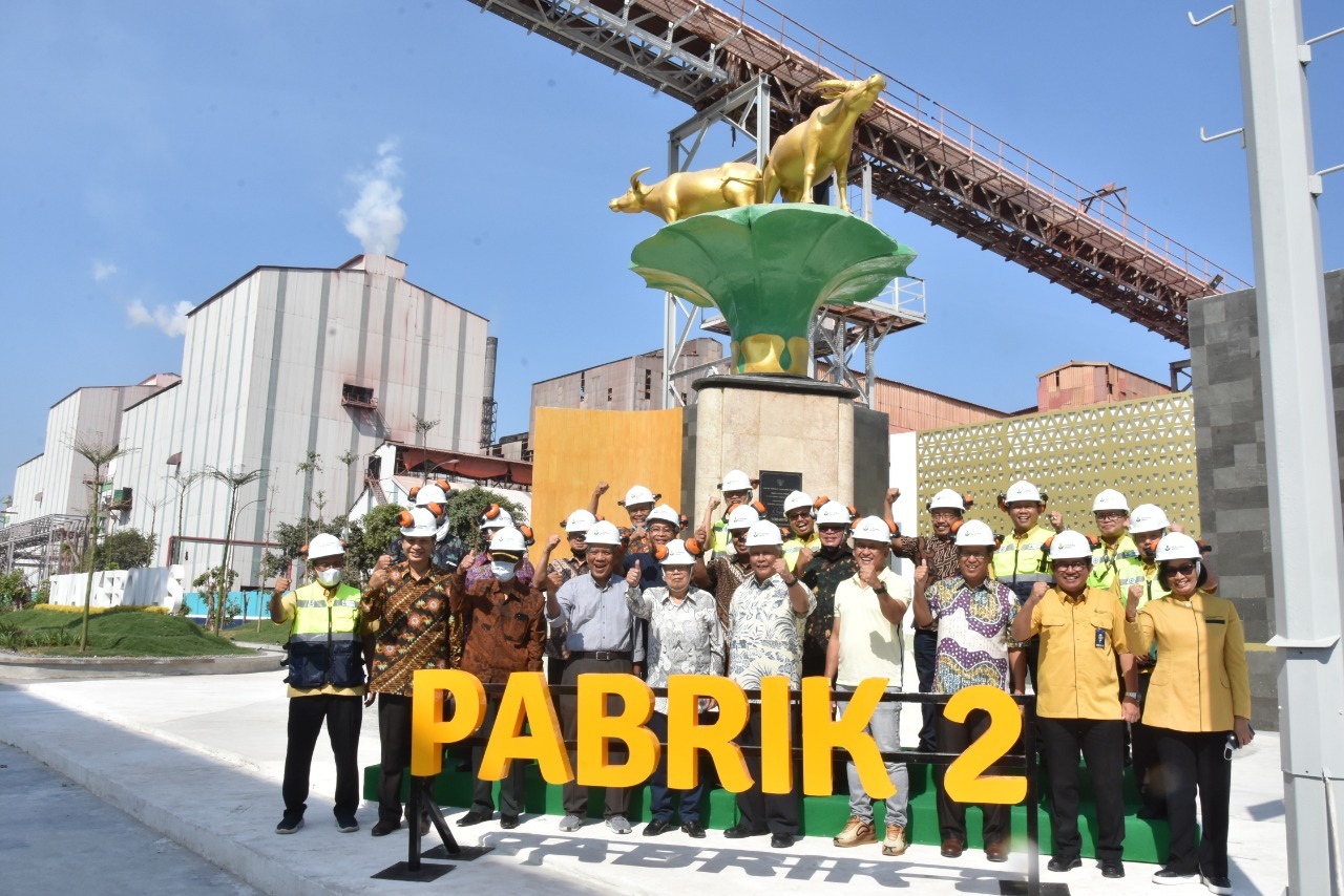Seluruh Jajaran Direksi, SEVP Operasi, dan Purna Direksi Petrokimia Gresik Berfoto Bersama pada Rangkaian Acara Napak Tilas.Foto : Komunikasi Korporat PG