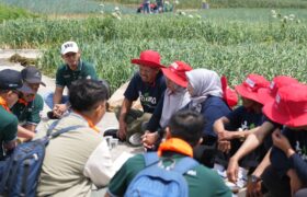 Dorong Pertanian Berkelanjutan, Milenial Petrokimia Gresik Gali Aspirasi dan Kampanyekan Pemupukan Berimbang di Sentra Pertanian Bawang Putih Tawangmangu