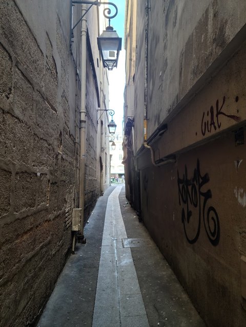 Narrowest street in Paris