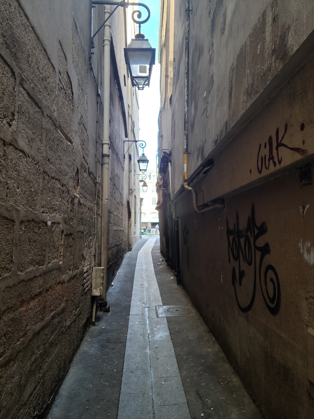 Narrowest street in Paris