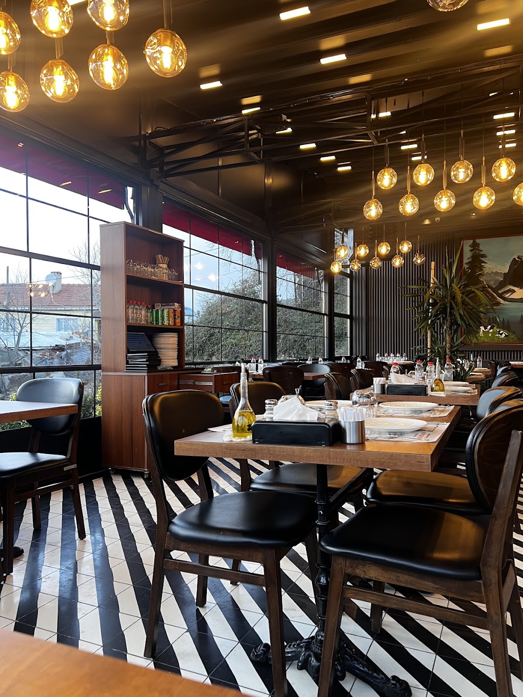 Benekli Kız Köfte Sucuk Burger