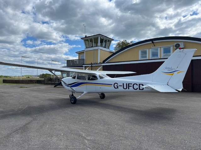 1999 Cessna 172 SP photo 2