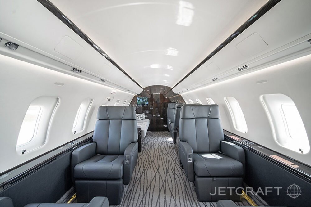 2011 Bombardier Challenger 605 photo 3