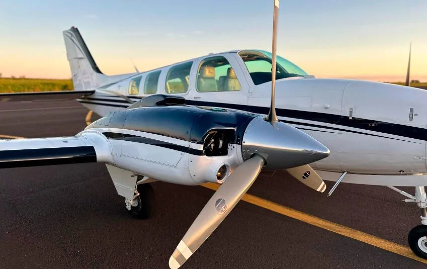 1998 Beechcraft Baron B58 photo 2