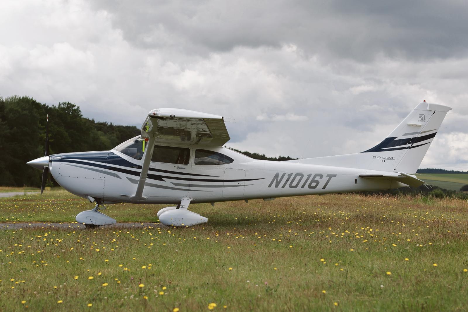 2005 Cessna 182 Skylane, photo 2