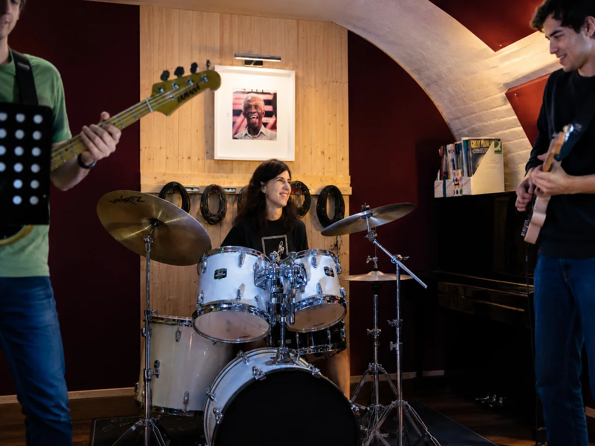 Photo of a tutor welcoming a new crash course student: meet your tutor before you book, in studio or online