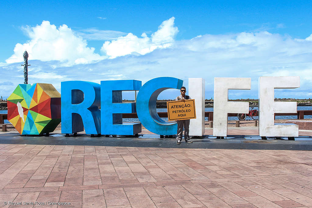 Ativistas do Greenpeace de Pernambuco protestam contra os planos da empresa TOTAL de perfurar à procura de petróleo próximo aos Corais da Amazônia.