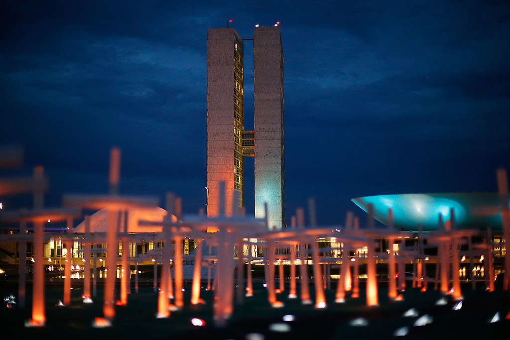 Protesto na frente do Congresso nacional com 251 cruzes para representar as mortes no campo entre 2007 e 2016