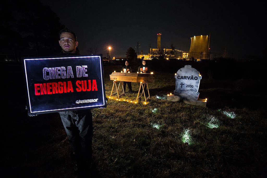 Funeral do carvÃ£o realizado por ativistas do Greenpeace em frente Ã  termelÃ©trica de Candiota