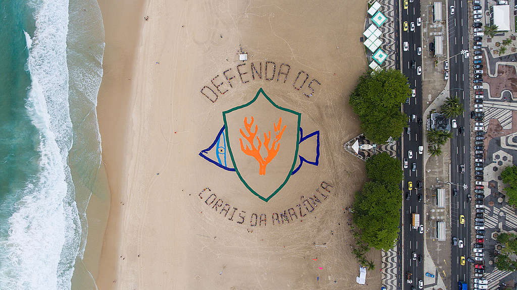 Banner humano na prais de Copacabana em defesa dos Corais da Amazônia.